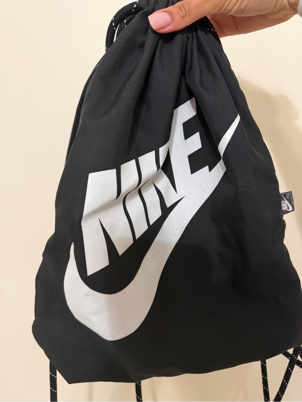 NIKE BLACK DRAWSTRING GYM BAG